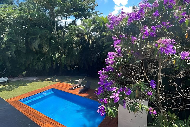 Casa de Alto Padrão com 6 Suítes Próxima à Praia