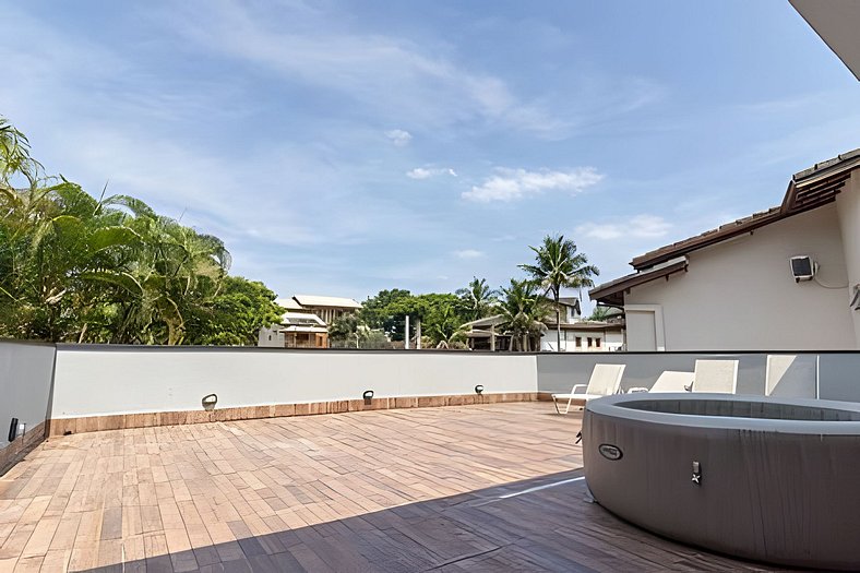 Casa de Alto Padrão com 6 Suítes Próxima à Praia