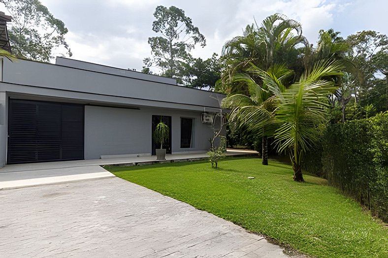 Casa de Alto Padrão com 6 Suítes Próxima à Praia