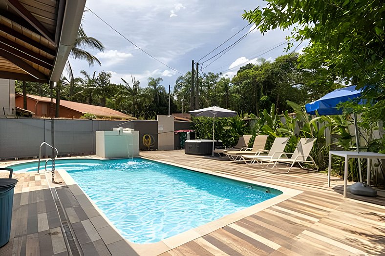 Linda casa térrea com piscina climatizada, churrasqueira e s