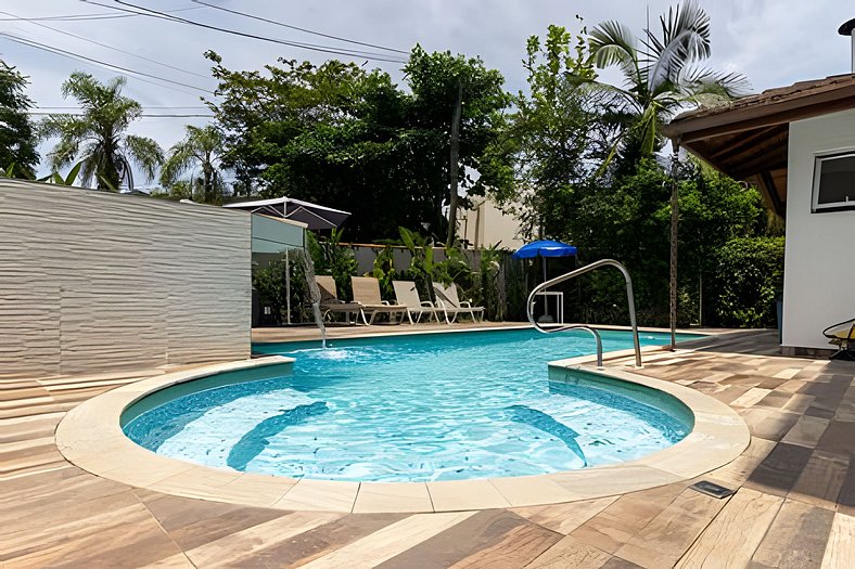 Linda casa térrea com piscina climatizada, churrasqueira e s