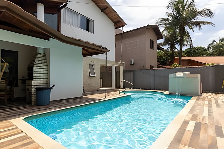 Linda casa térrea com piscina climatizada, churrasqueira e s